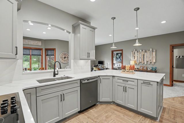 4975 Andrews Place, Pleasant Hill, IA 50327