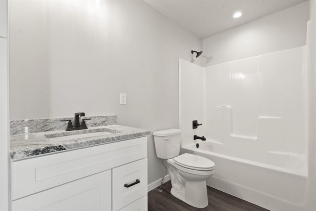 128 Paradise Blvd, Waterloo, IA 50701