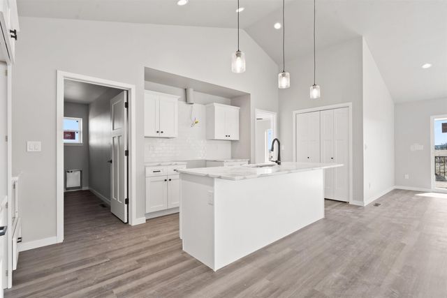 128 Paradise Blvd, Waterloo, IA 50701