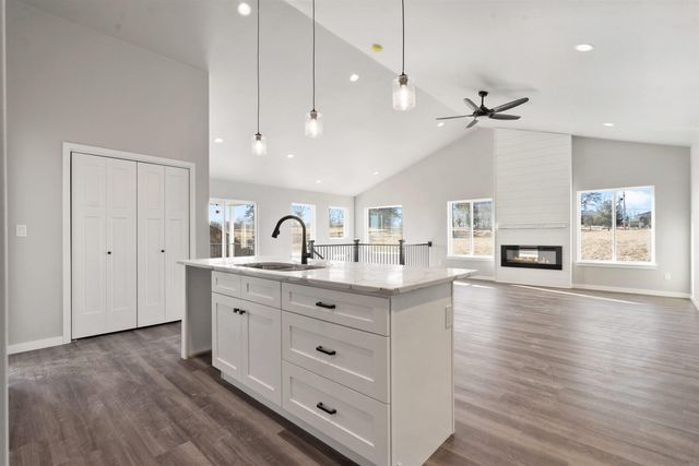 128 Paradise Blvd, Waterloo, IA 50701