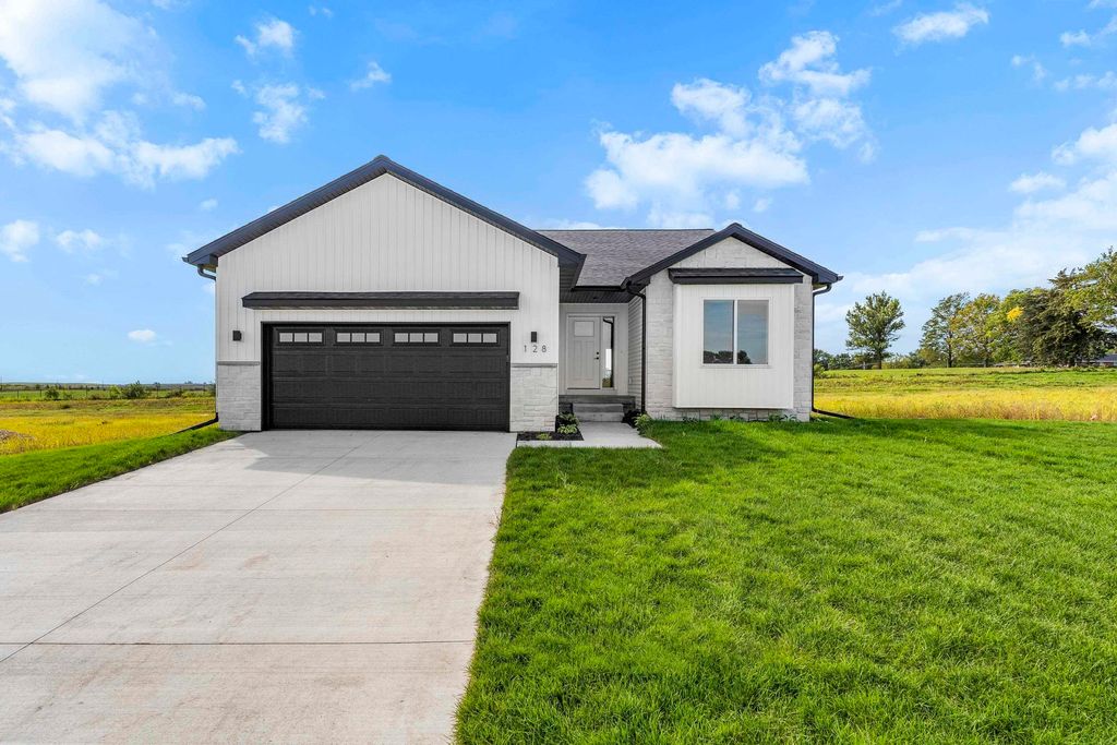 128 Paradise Blvd, Waterloo, IA 50701