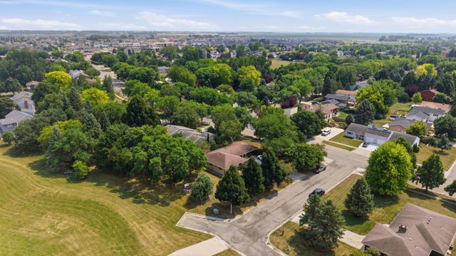 306 37th Avenue S, Moorhead, MN 56560