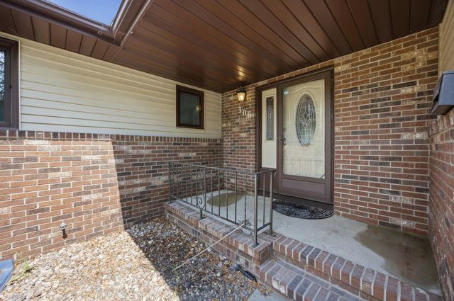 306 37th Avenue S, Moorhead, MN 56560