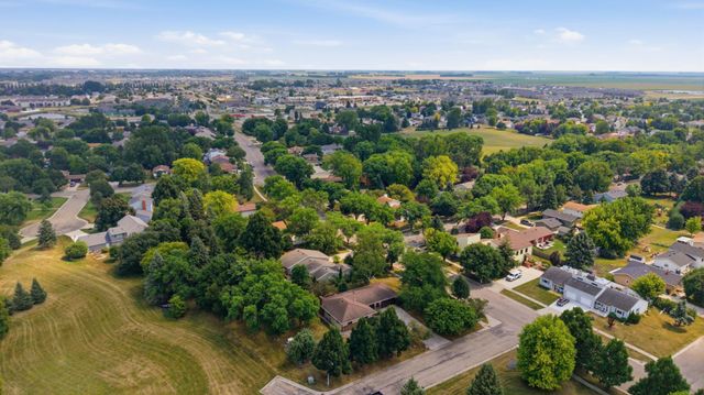306 37th Avenue S, Moorhead, MN 56560