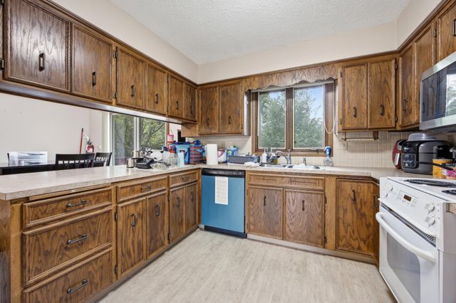 306 37th Avenue S, Moorhead, MN 56560