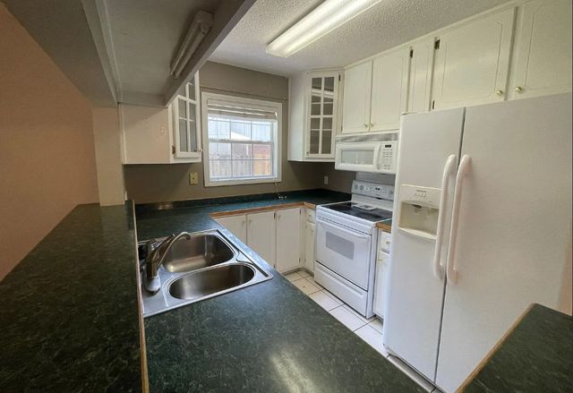 114 Candle Brook Dr, Dothan, AL 36303