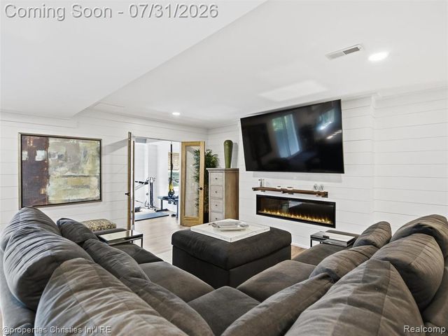 2290 Monte Vista Court, Lake Orion, MI 48360