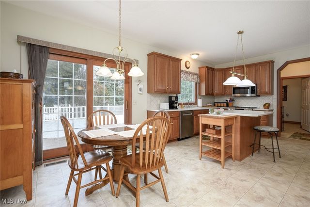 11597 Forest Meadows Circle NW, Uniontown, OH 44685