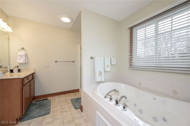 11597 Forest Meadows Circle NW, Uniontown, OH 44685