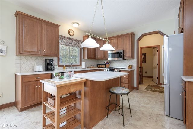 11597 Forest Meadows Circle NW, Uniontown, OH 44685