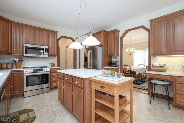 11597 Forest Meadows Circle NW, Uniontown, OH 44685