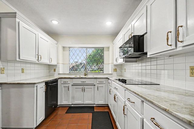 62 Daffodil Court, Lake Jackson, TX 77566