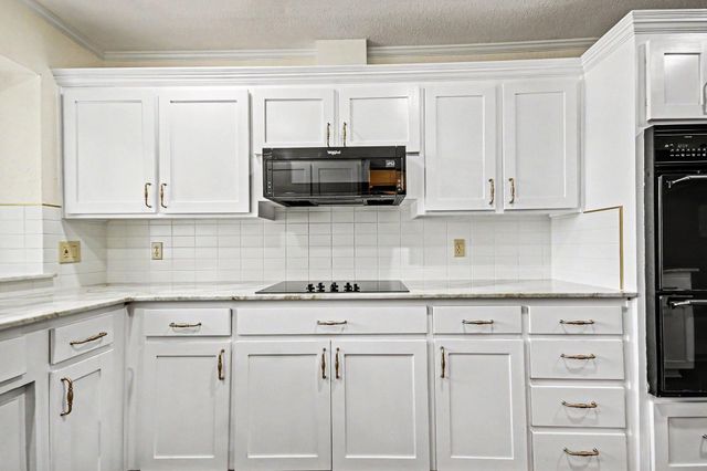62 Daffodil Court, Lake Jackson, TX 77566