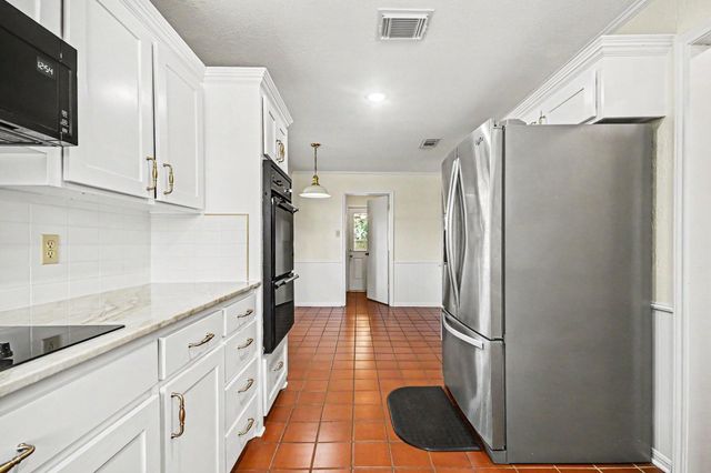 62 Daffodil Court, Lake Jackson, TX 77566