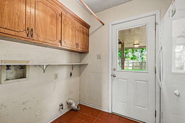 62 Daffodil Court, Lake Jackson, TX 77566