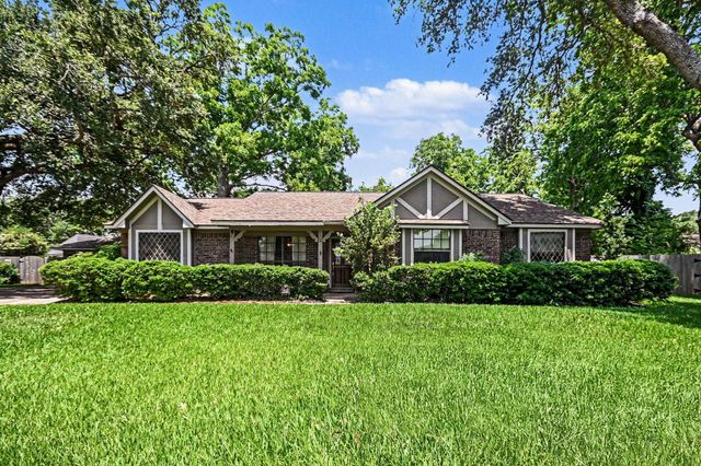 62 Daffodil Court, Lake Jackson, TX 77566