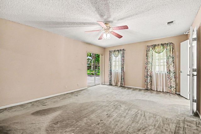 62 Daffodil Court, Lake Jackson, TX 77566
