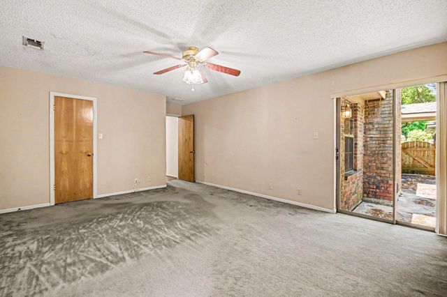 62 Daffodil Court, Lake Jackson, TX 77566