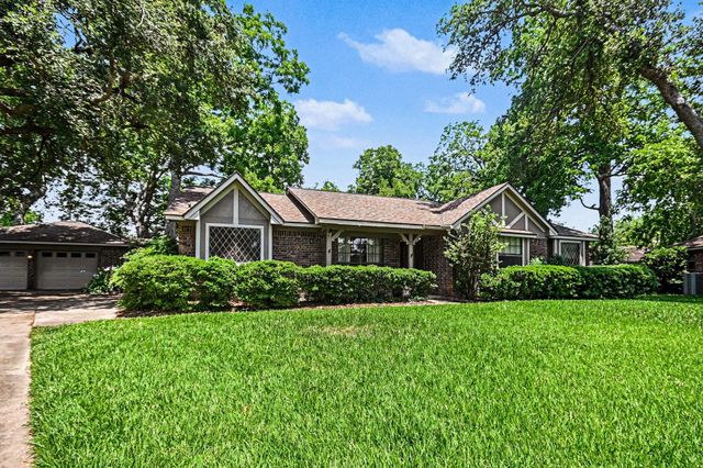 62 Daffodil Court, Lake Jackson, TX 77566