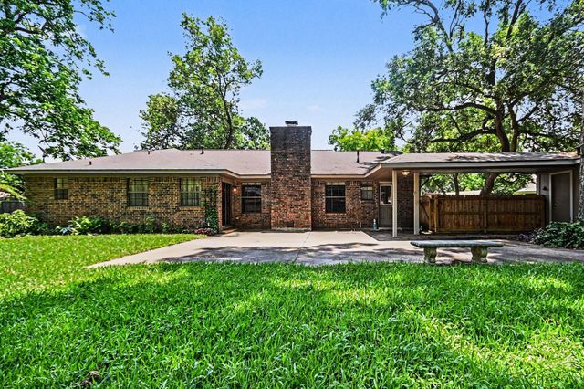 62 Daffodil Court, Lake Jackson, TX 77566