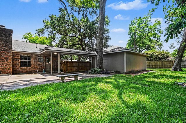 62 Daffodil Court, Lake Jackson, TX 77566