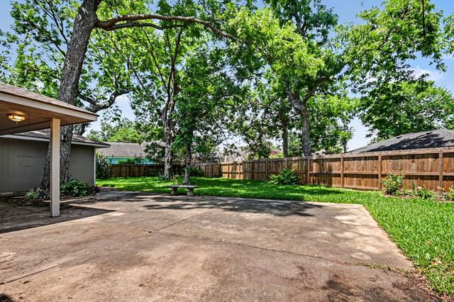 62 Daffodil Court, Lake Jackson, TX 77566