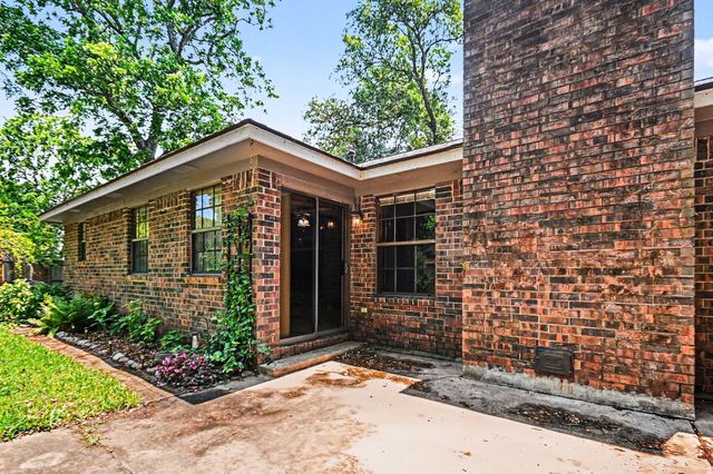 62 Daffodil Court, Lake Jackson, TX 77566