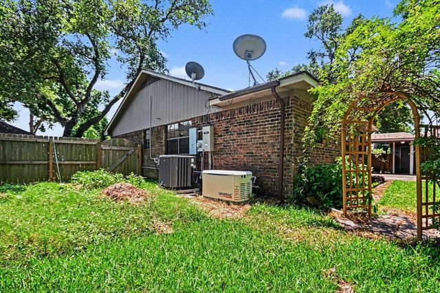 62 Daffodil Court, Lake Jackson, TX 77566