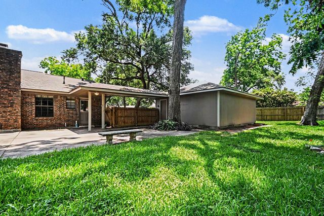 62 Daffodil Court, Lake Jackson, TX 77566