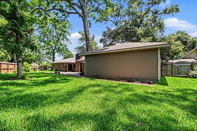 62 Daffodil Court, Lake Jackson, TX 77566