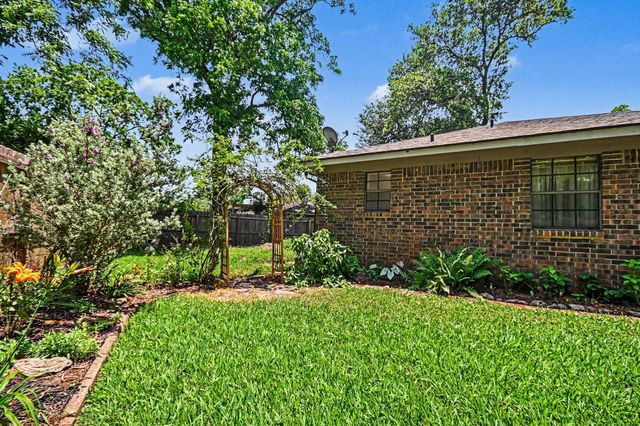 62 Daffodil Court, Lake Jackson, TX 77566