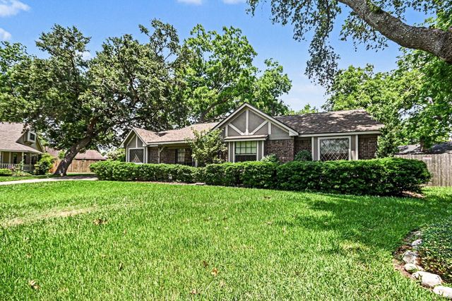 62 Daffodil Court, Lake Jackson, TX 77566