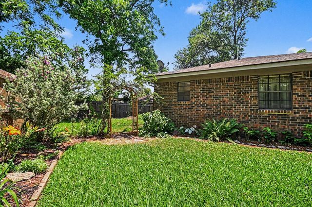 62 Daffodil Court, Lake Jackson, TX 77566