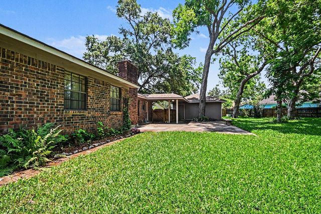 62 Daffodil Court, Lake Jackson, TX 77566