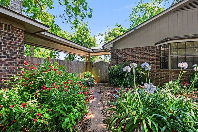 62 Daffodil Court, Lake Jackson, TX 77566