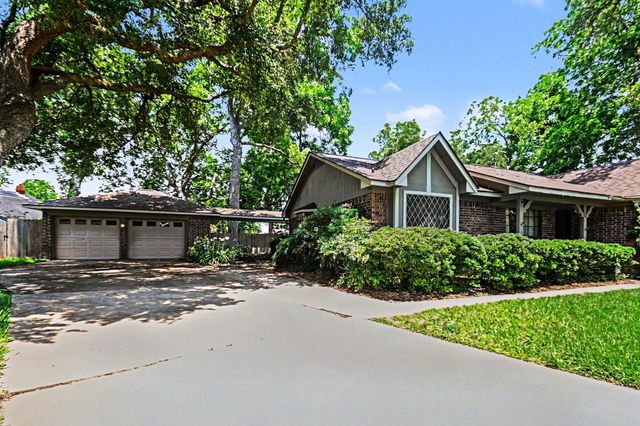 62 Daffodil Court, Lake Jackson, TX 77566