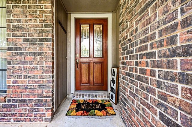 62 Daffodil Court, Lake Jackson, TX 77566