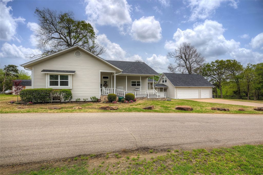 1072 Country Club Road, Sulphur Springs, TX 75482