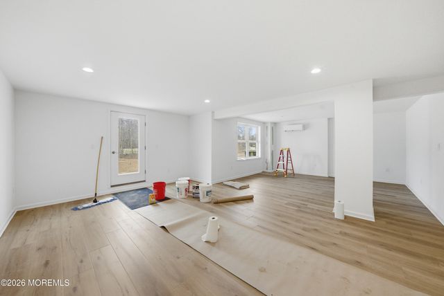 16 Remington Court, Farmingdale, NJ 07727