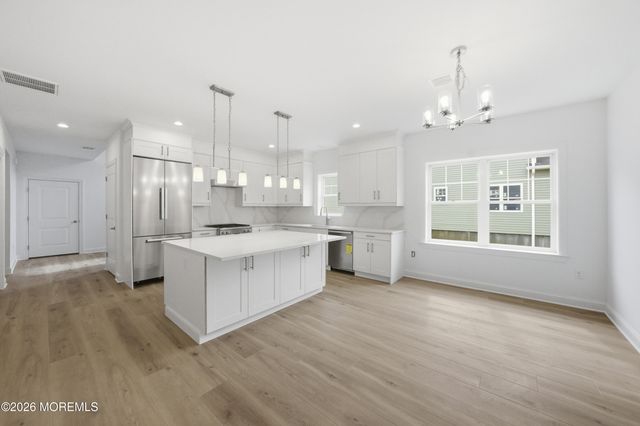 16 Remington Court, Farmingdale, NJ 07727