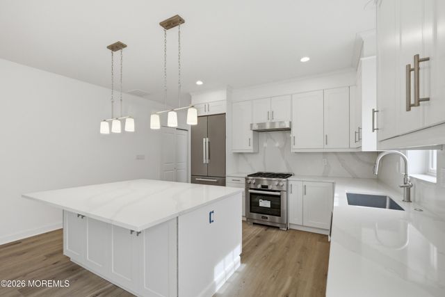 16 Remington Court, Farmingdale, NJ 07727