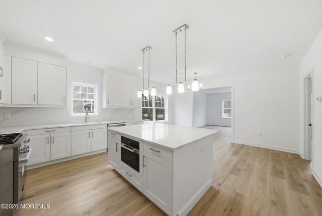 16 Remington Court, Farmingdale, NJ 07727