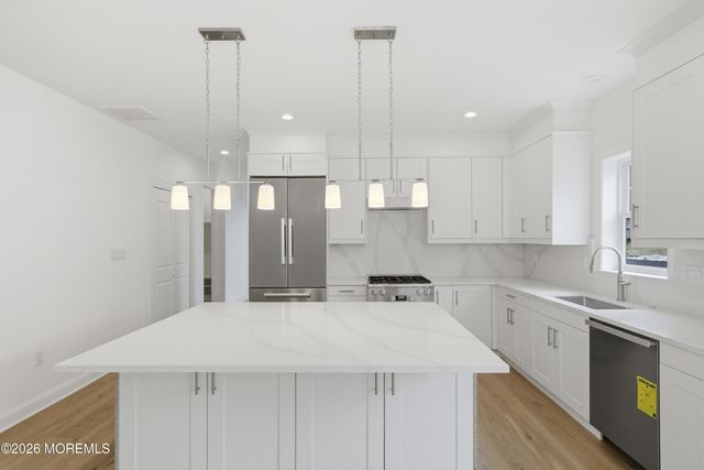 16 Remington Court, Farmingdale, NJ 07727