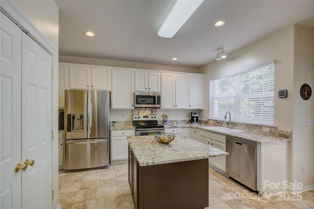 12125 Mountainside Lane, Charlotte, NC 28278