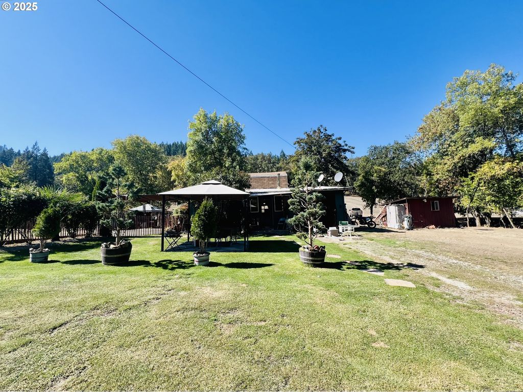 617 POISON OAK Dr, Winston, OR 97496