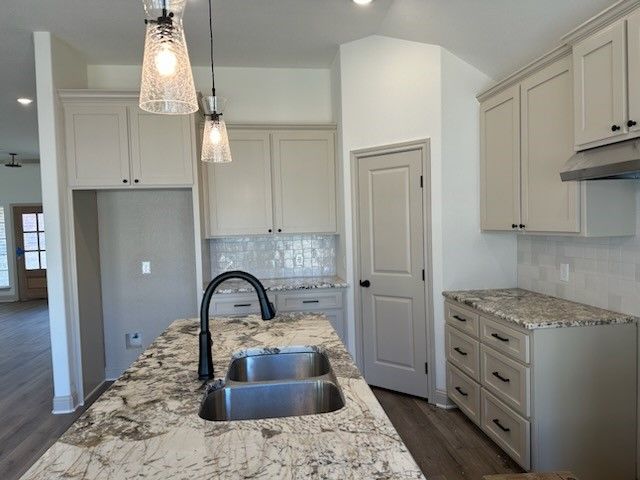 881 Day Star Drive, Hewitt, TX 76643