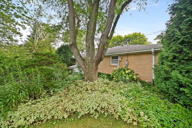 4830 Westfield ROAD, Mequon, WI 53092