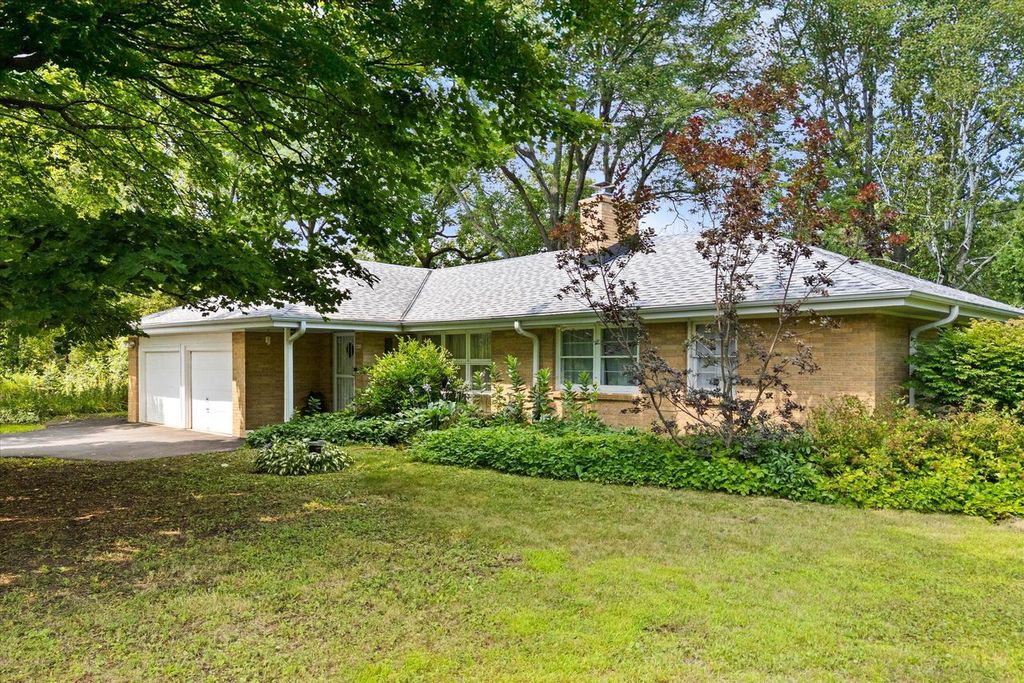 4830 Westfield ROAD, Mequon, WI 53092