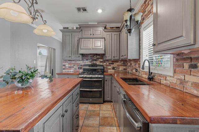 212 Chateau Dr, Lockport, LA 70374
