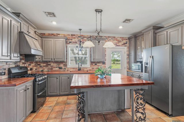 212 Chateau Dr, Lockport, LA 70374